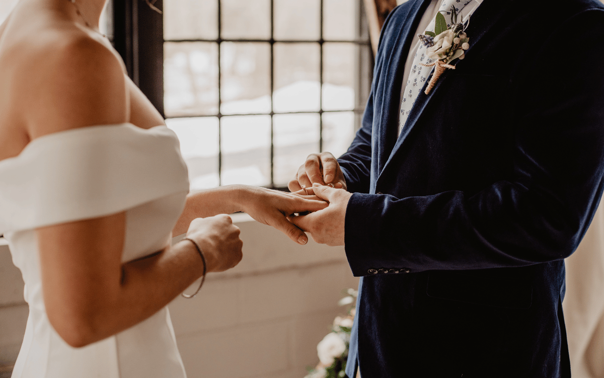 El significado detrás de llevar los anillos dentro