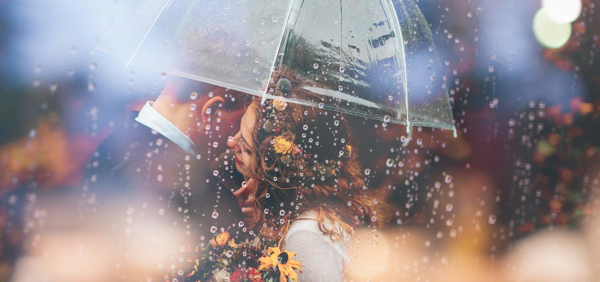 novias y lluvia